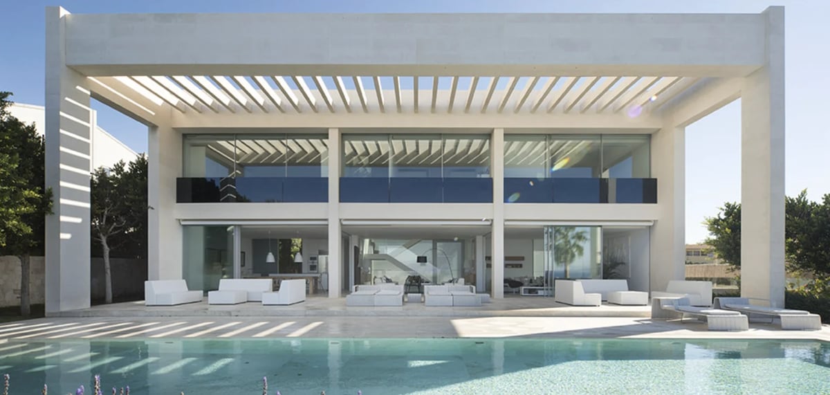 Moderne Villa mit Pool in erster Meereslinie